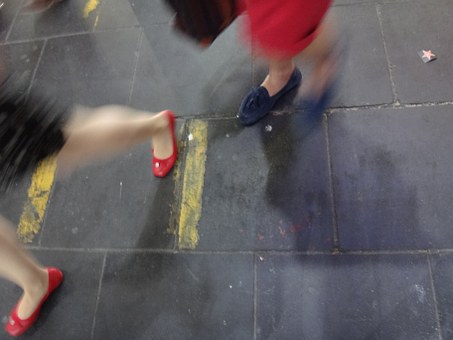 街頭で歩く女性の足